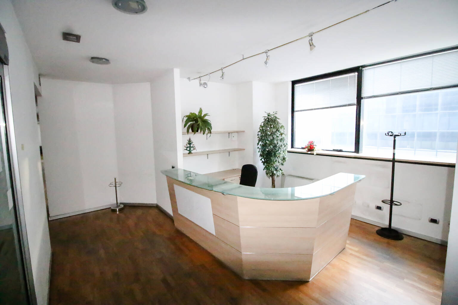 uffici con scrivanie vista e parquet sesto san giovanni, keycalt, gruppo edoardo caltagirone