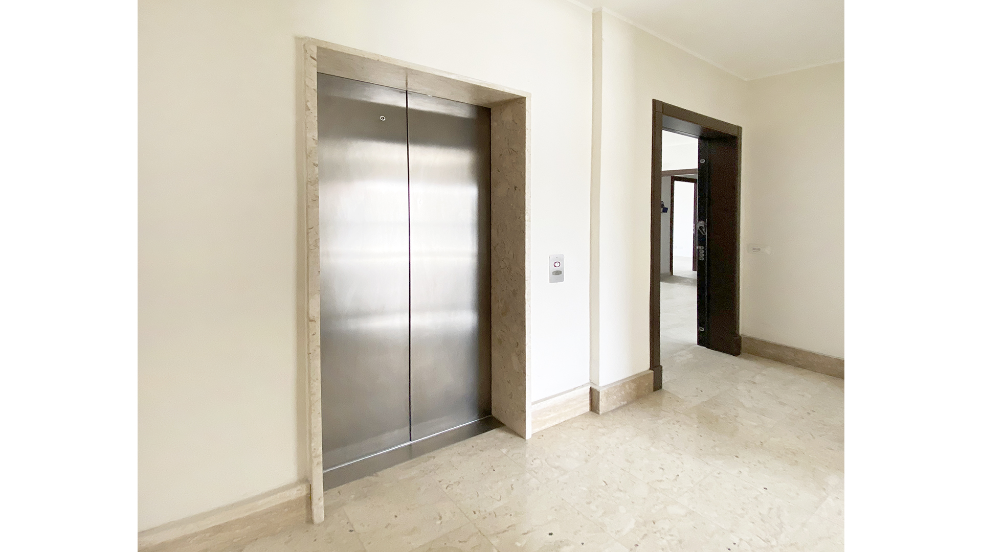 ascensori stabile con appartamenti in vendita Roma Est