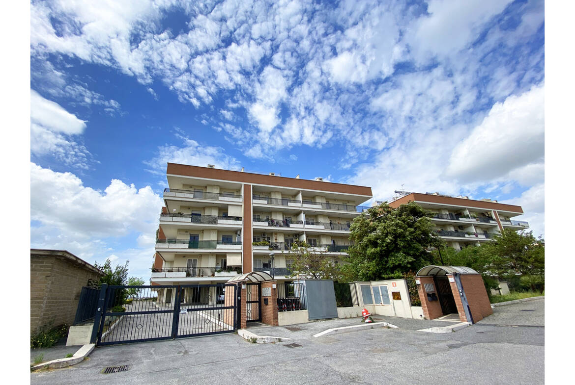 esterni stabile con appartamenti in vendita Roma Est