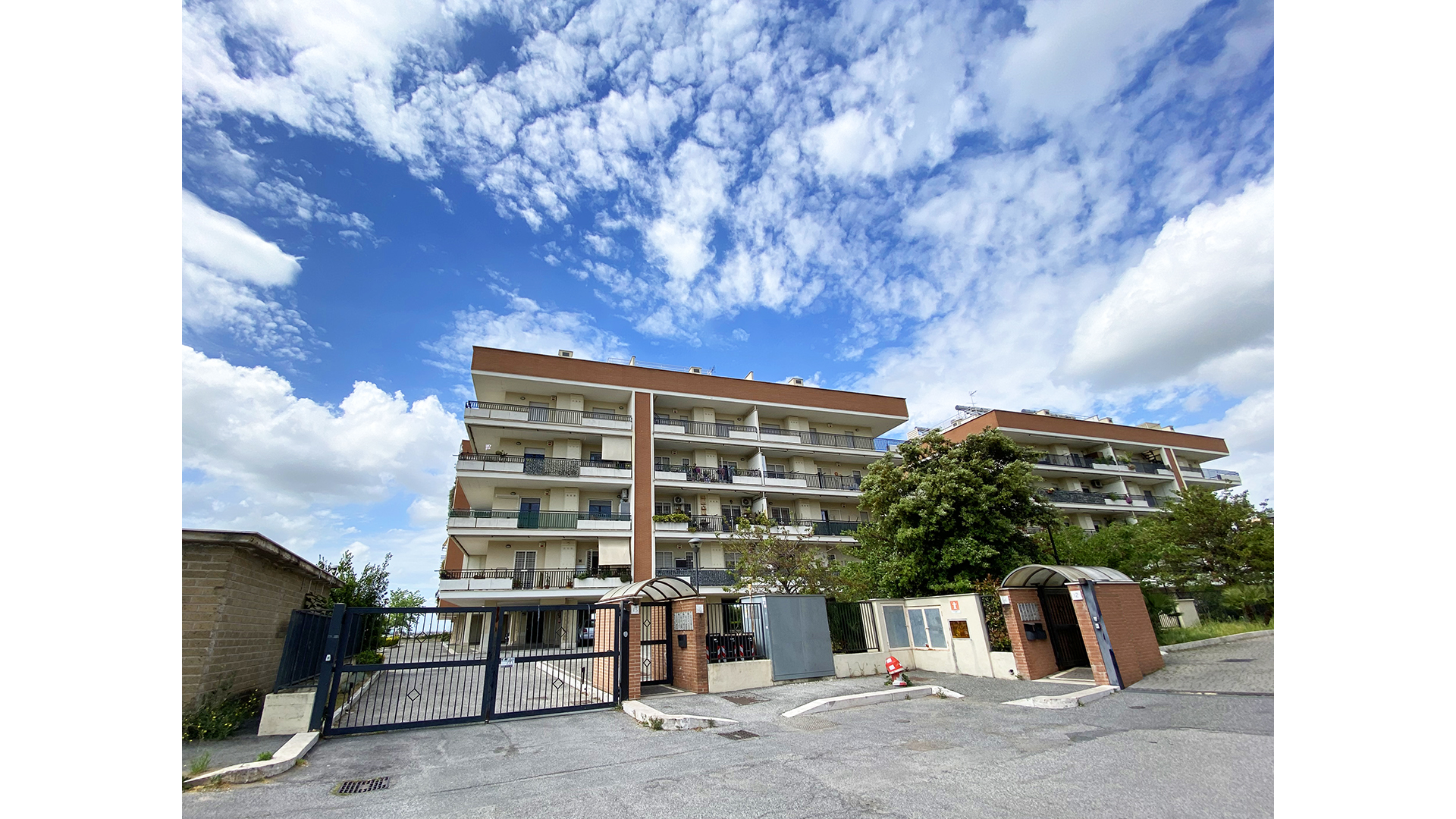 esterni stabile con appartamenti in vendita Roma Est